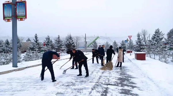 文明創(chuàng)建我先行——市產投集團組織員工開展積雪清掃活動(圖2)