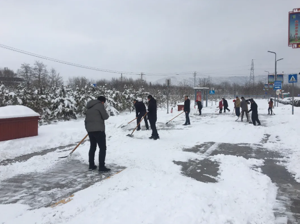 瑞雪兆豐年 掃雪保安全——市產(chǎn)投集團(tuán)團(tuán)委組織開展積雪清掃活動(圖1)