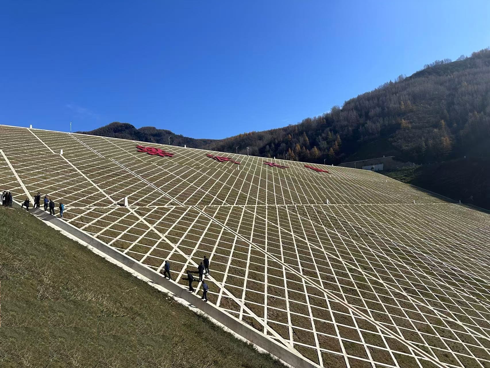 產(chǎn)投集團(tuán)水建公司承建的梁河水庫工程順利通過下閘蓄水驗(yàn)收(圖1)